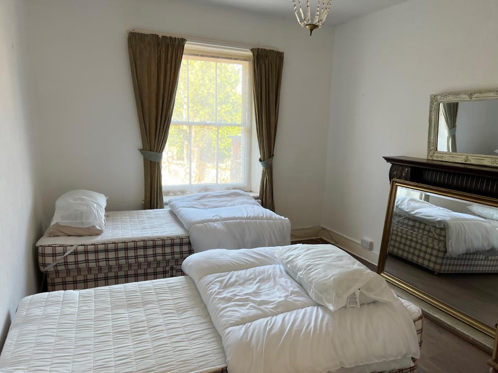 Lot: 172 - GARDEN FLAT WITH PARKING FOR INVESTMENT OR OCCUPATION - A view of one of the bedrooms